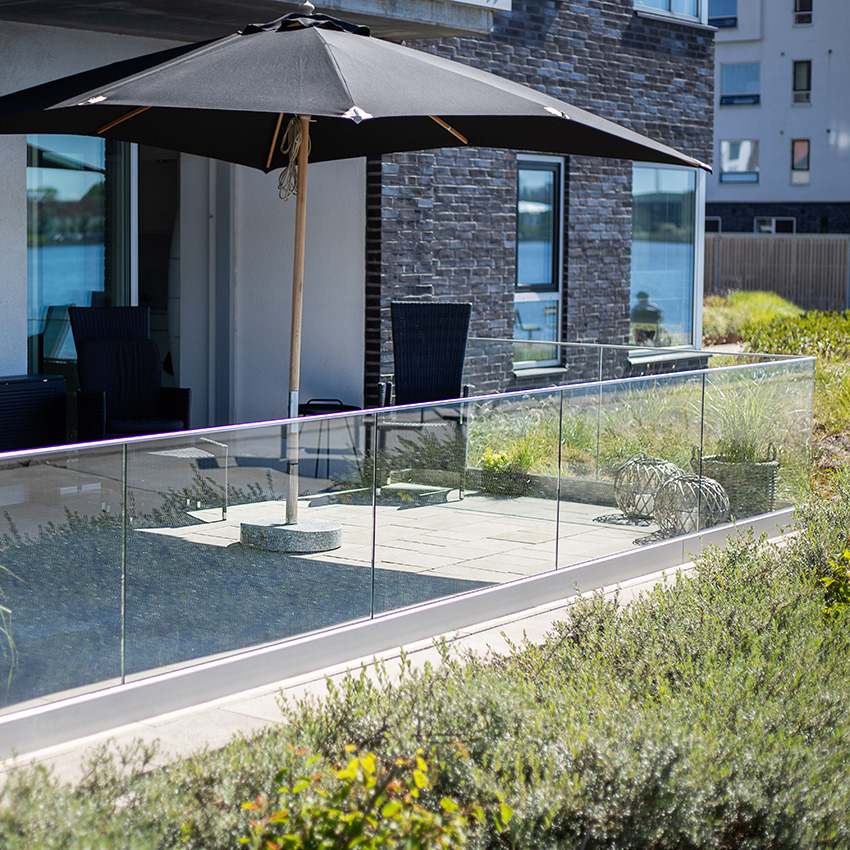 Glashegn topmonteret terrasse Glasgelænder til parcelhuset